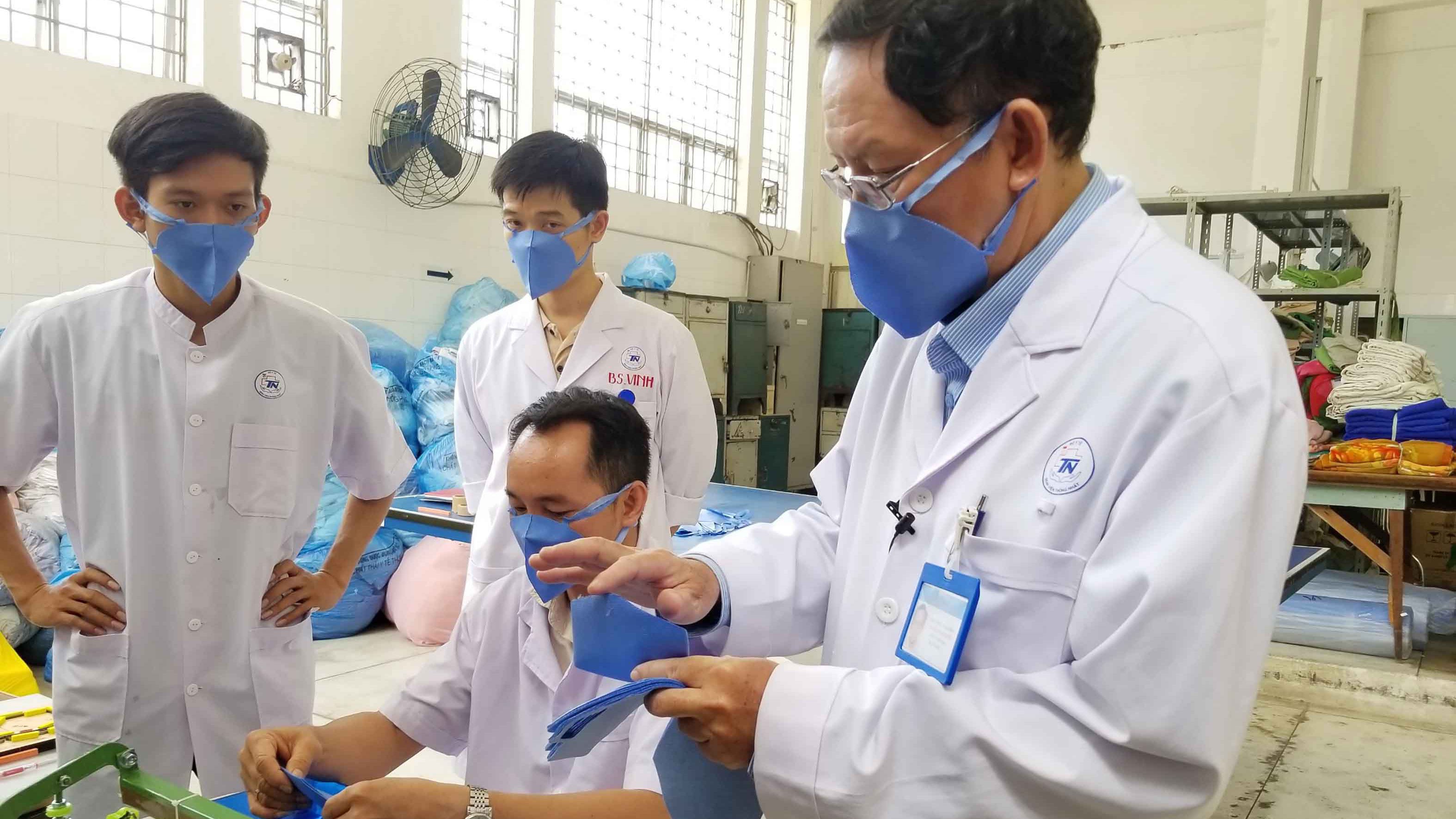Bác sĩ TPHCM tự chế khẩu trang sử dụng trong bệnh viện