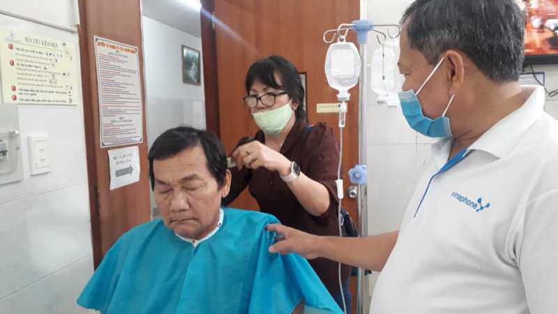 Cắt tóc miễn phí cho người bệnh tại Bệnh viện Thống Nhất