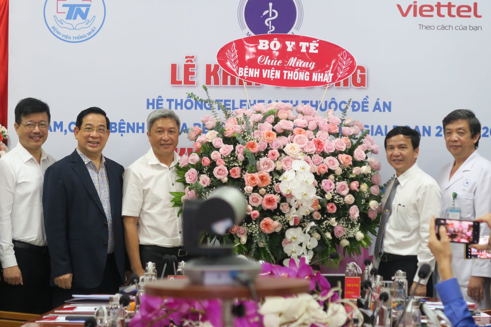 Thứ trưởng Nguyễn Trường Sơn thay mặt Bộ Y tế gửi hoa chúc mừng Bệnh viện Thống Nhất