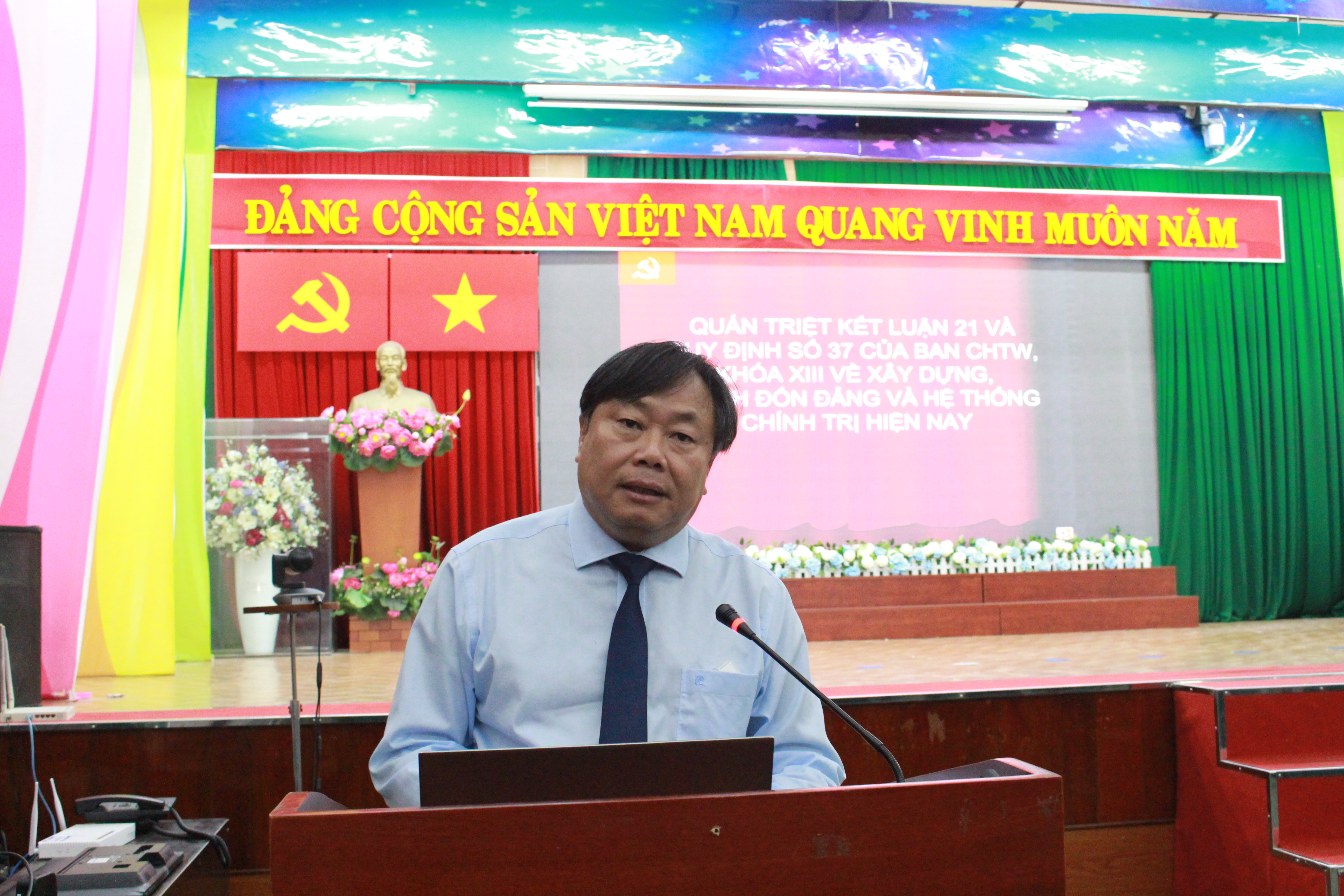 PGS.TS. Nguyễn Quốc Dũng trình bày tại Hội nghị