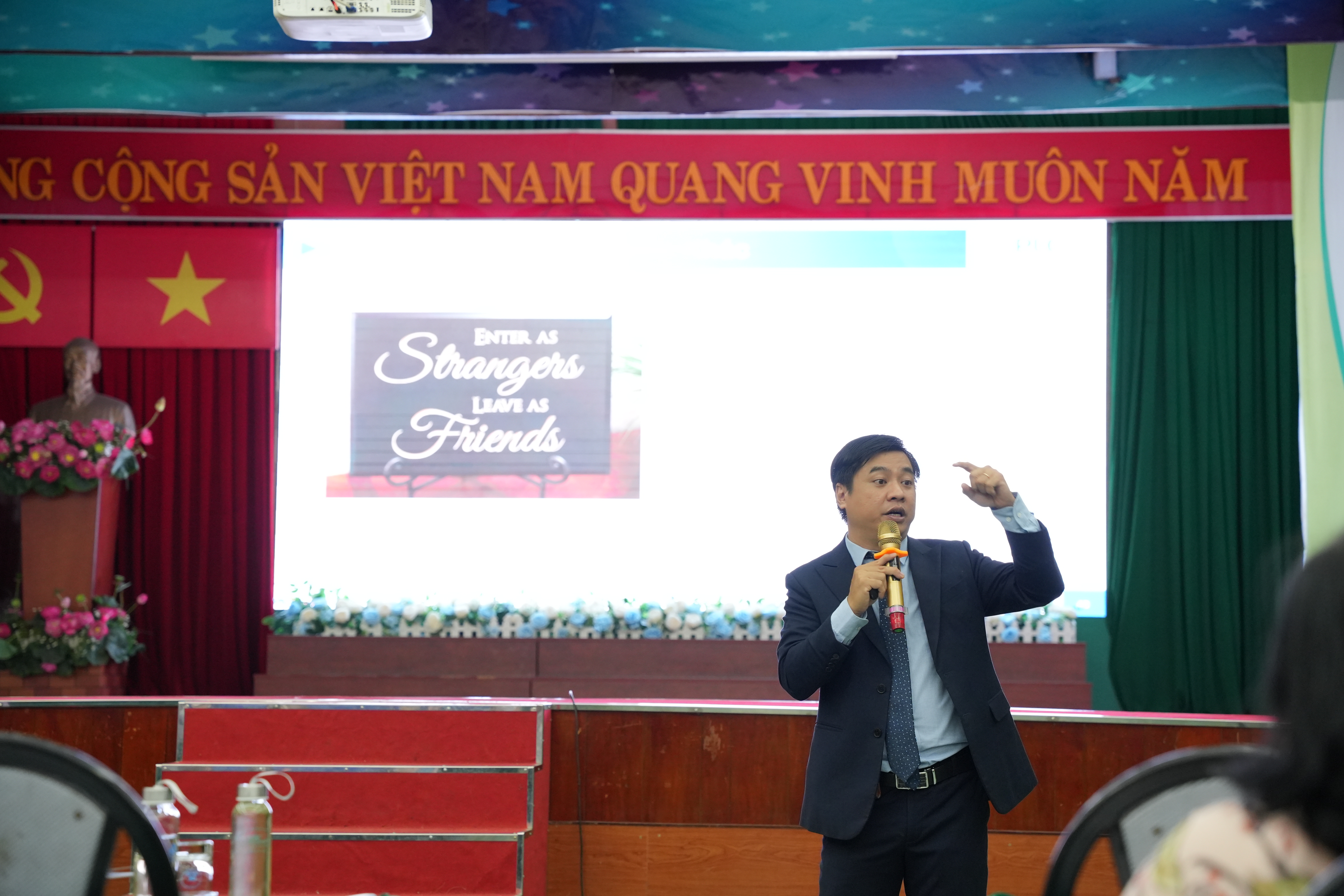 Diễn giả Trịnh Xuân Pháp của trung tâm Nâng tầm dịch vụ PLC với những bài học giá trị